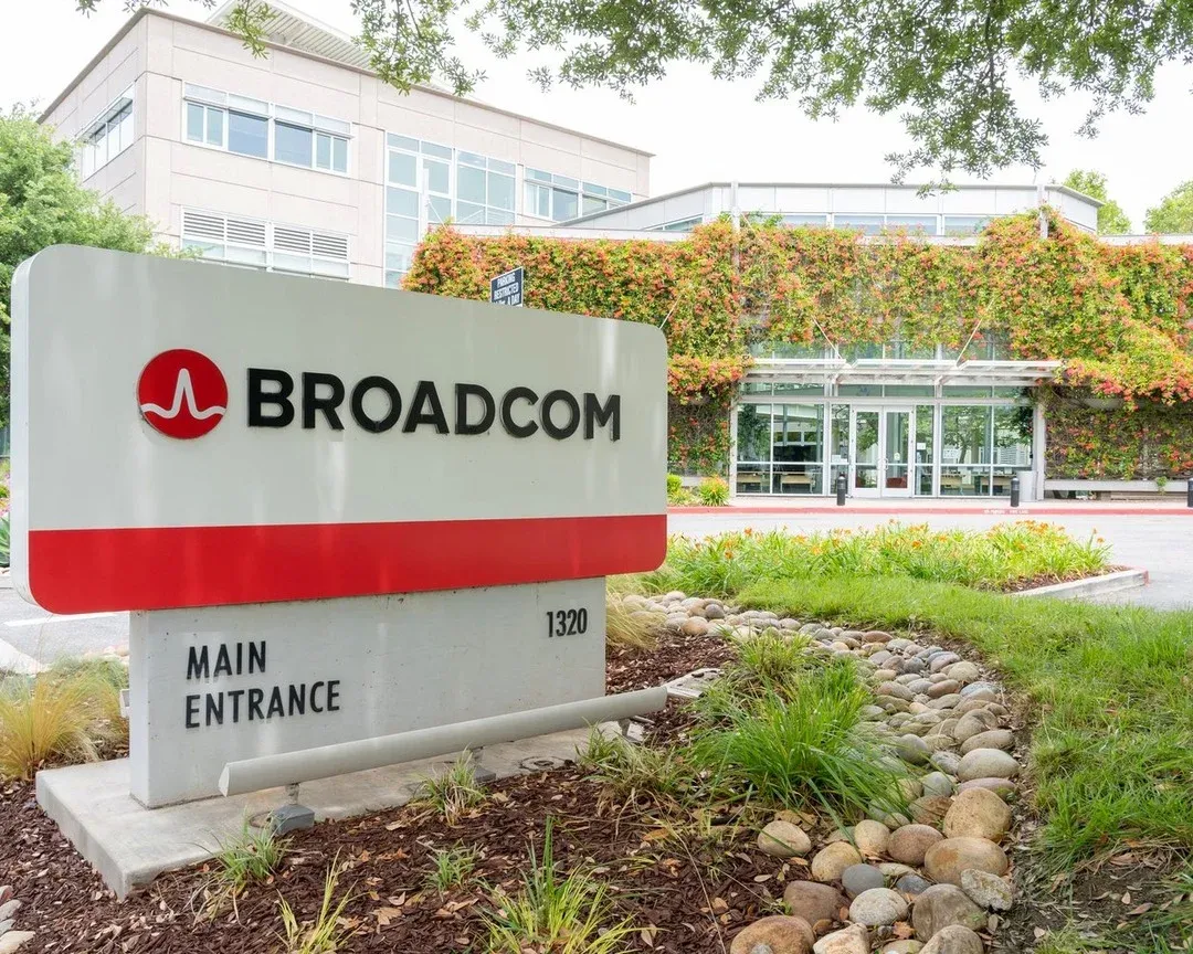 Lệch 230 triệu USD: Broadcom giảm, Snowflake tăng vọt