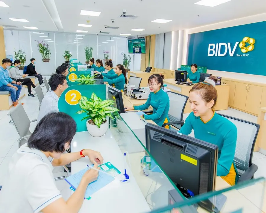 Quầy giao dịch ngân hàng nơi khách hàng gửi tiết kiệm