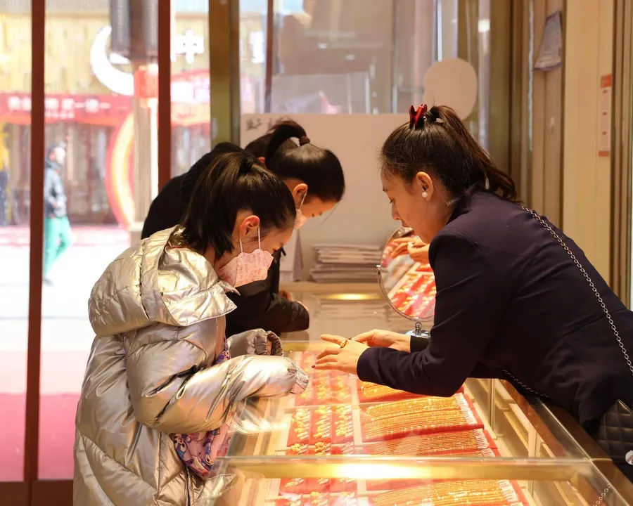 Người dân Trung Quốc mua vàng tại cửa hàng