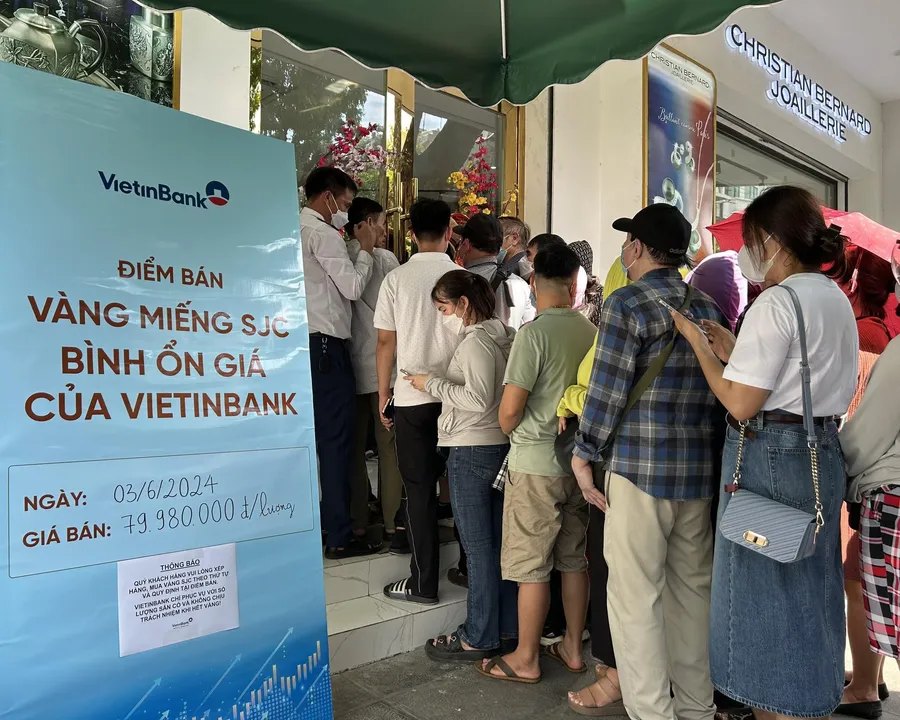 Người dân xếp hàng mua vàng miếng SJC tại quầy giao dịch