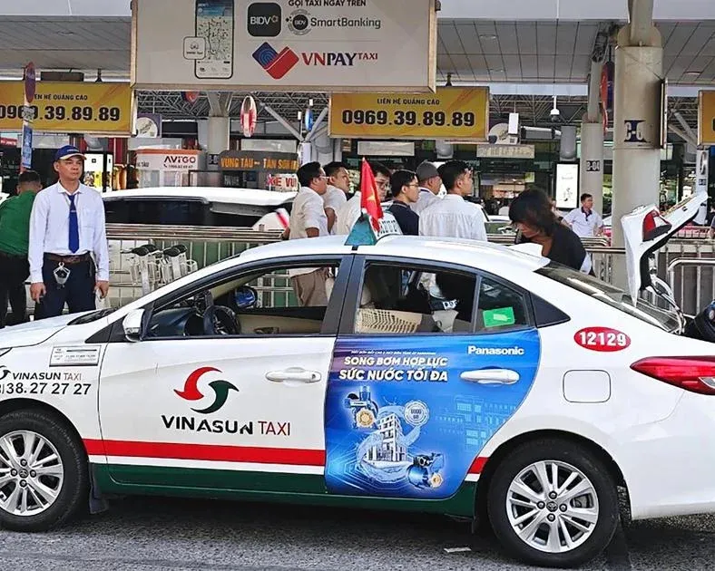 Xe taxi Vinasun trên đường phố TP.HCM