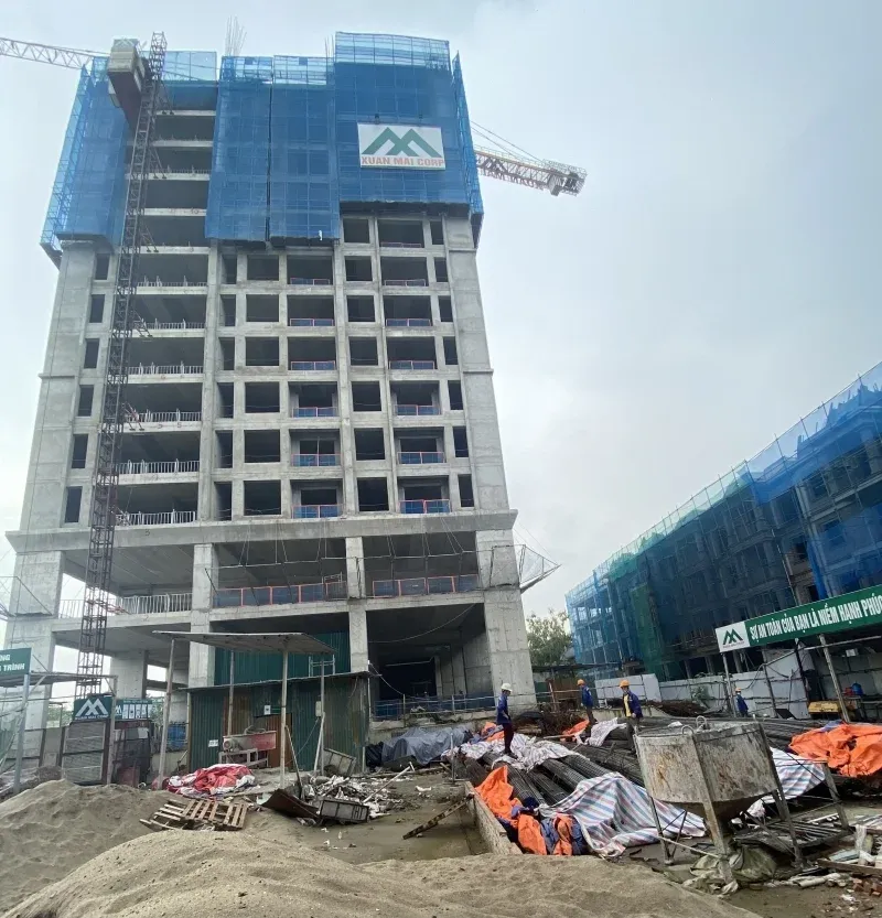Công trường xây dựng chung cư với thép và xi măng