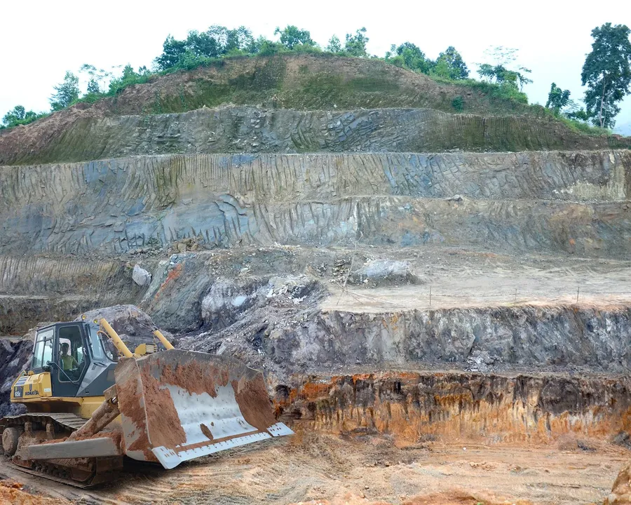 Khai trường khai thác quặng apatit tại Lào Cai