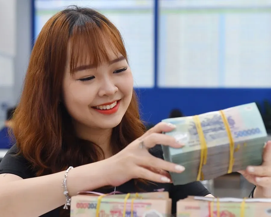 Lãi suất qua đêm rơi về 1,5%, sổ tiết kiệm vẫn lên 8%