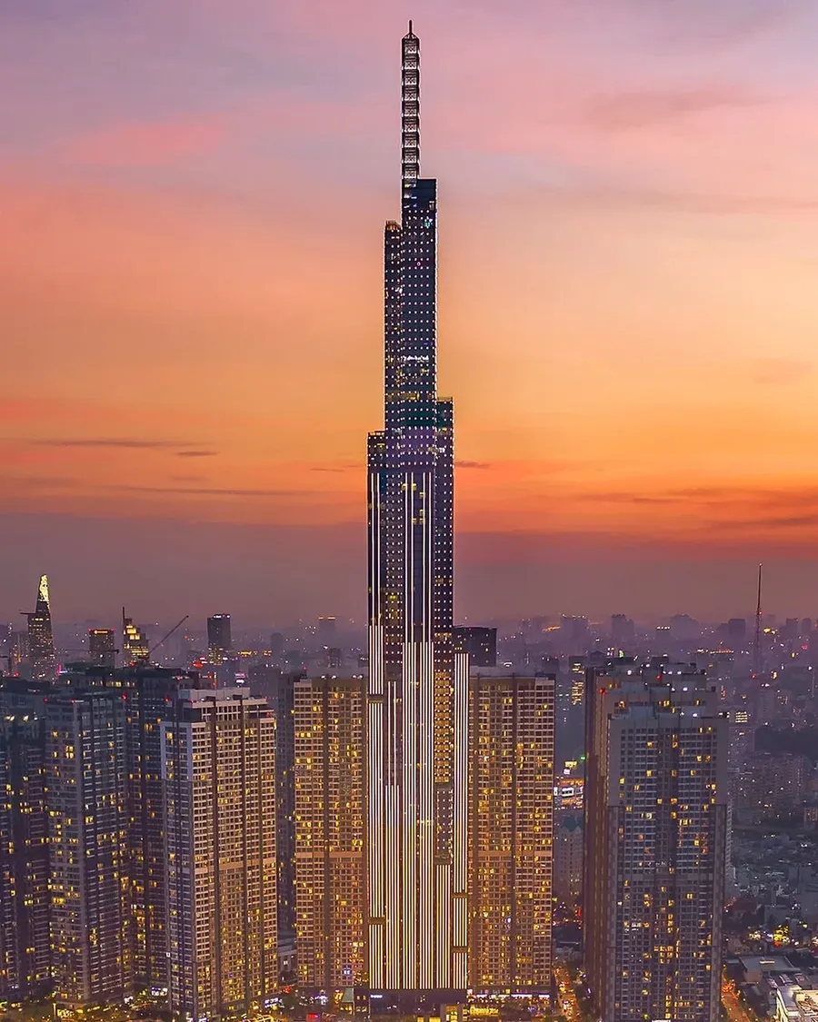 Tòa nhà Landmark 81 của Vingroup tại TP.HCM lúc hoàng hôn