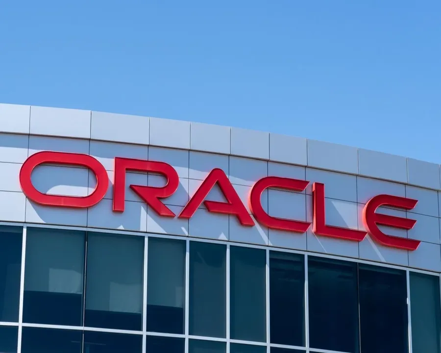 Trụ sở Oracle Corporation với logo màu đỏ đặc trưng