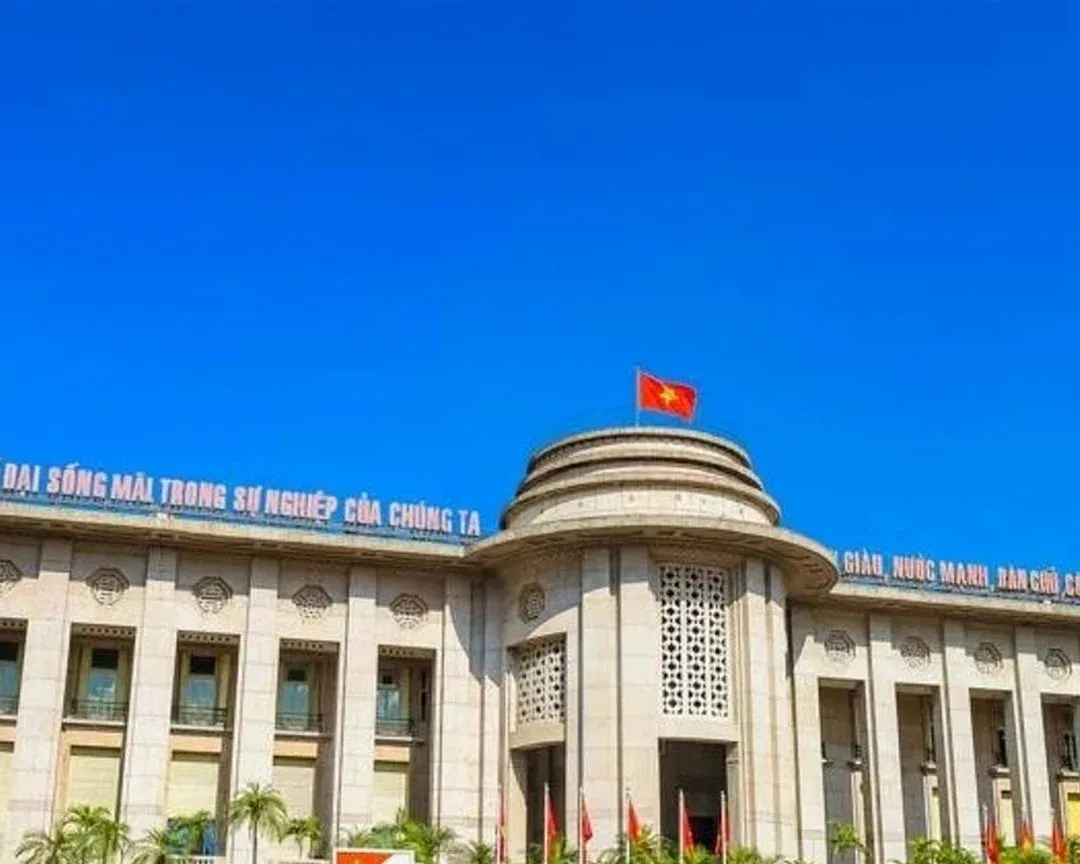 Lãi suất qua đêm dao động mạnh, sổ tiết kiệm chỉ đi lên