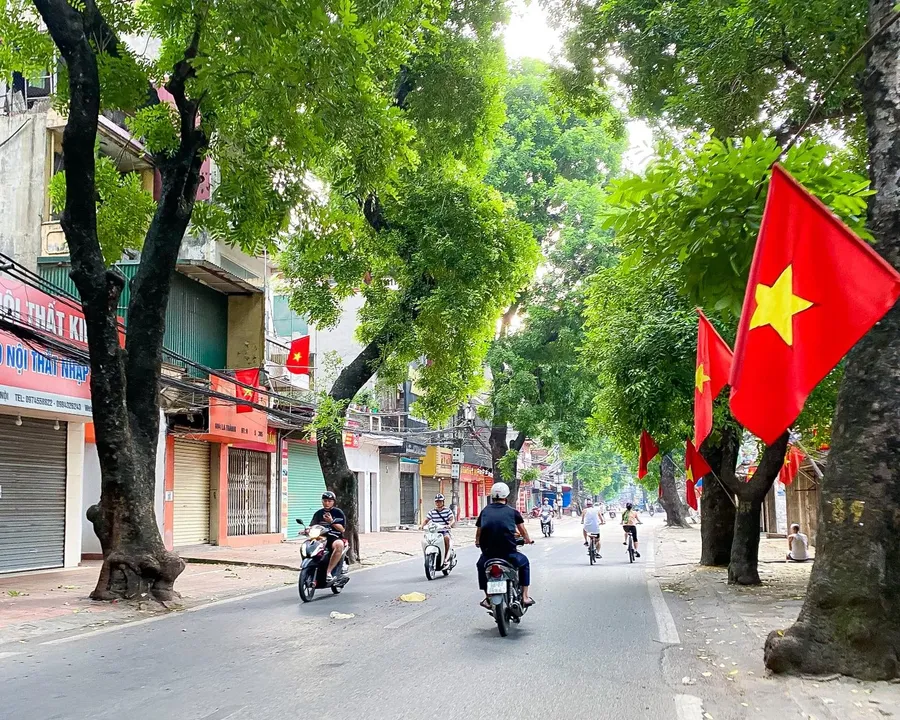 Phố phường Hà Nội treo cờ trong kỳ nghỉ Quốc khánh