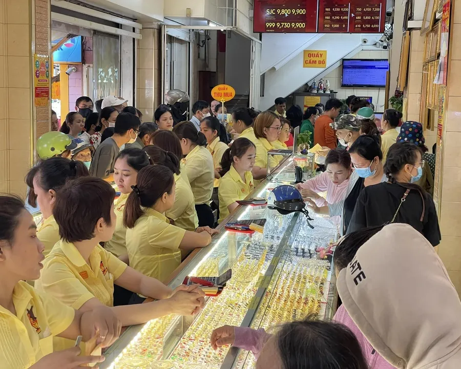 Khách hàng xếp hàng tại quầy giao dịch một cửa hàng vàng bạc trang sức
