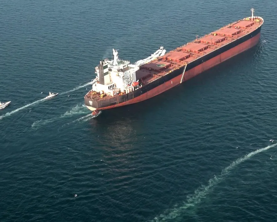 Tàu chở dầu đi qua eo biển Hormuz, nơi lưu lượng vận tải giảm mạnh trong tuần qua