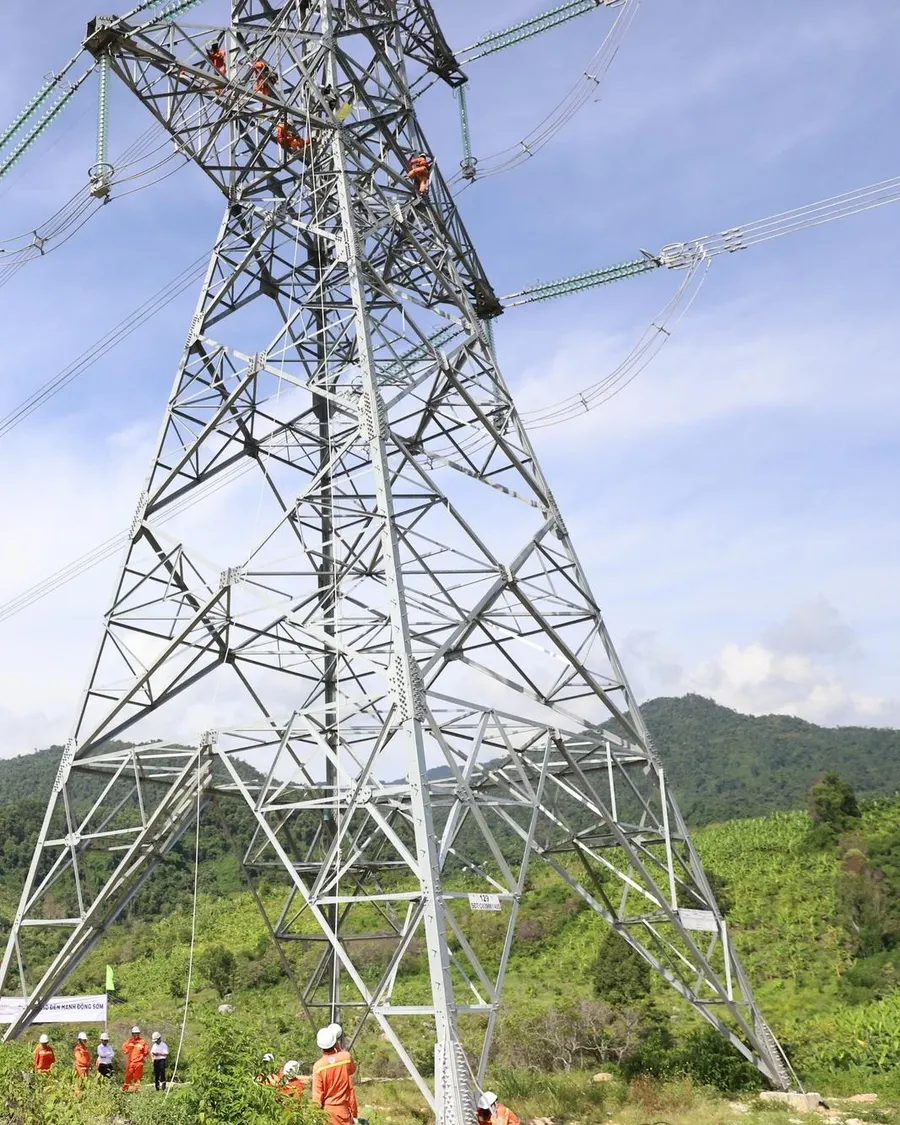Công nhân lắp đặt cột điện cao thế, minh họa nhu cầu vốn hạ tầng dài hạn của Việt Nam