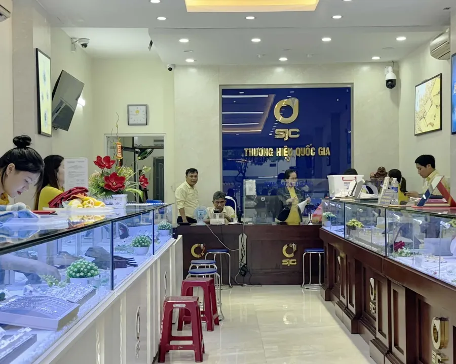 Xếp hàng giao dịch tại một tiệm vàng miếng SJC
