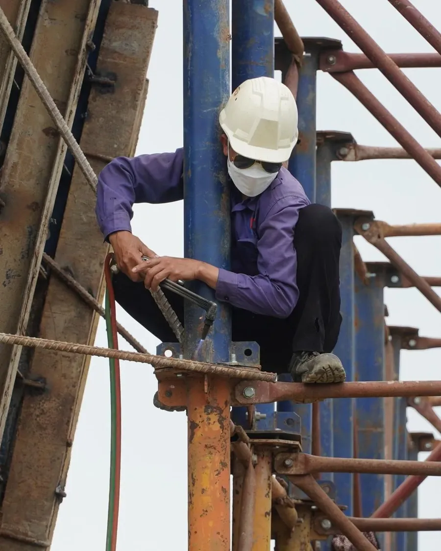 Công trường thi công với khung thép và cốt thép