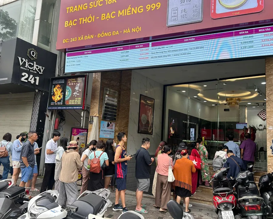 Khách xem bạc miếng tại cửa hàng ở Việt Nam