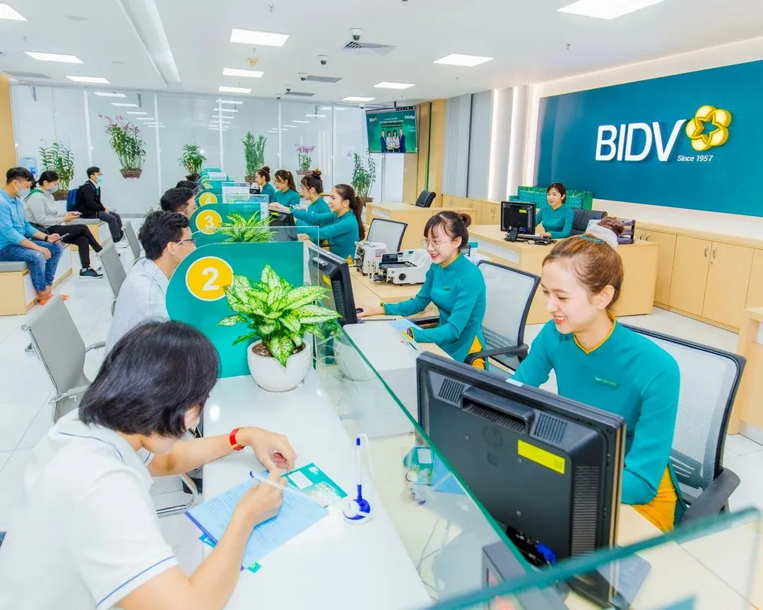 Nợ xấu 310.000 tỷ giữ chân vốn dù tiền gửi lập kỷ lục