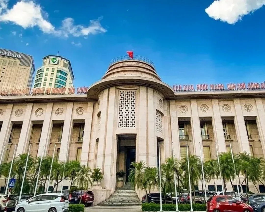 Lãi suất qua đêm vọt 7%, sổ tiết kiệm vẫn chỉ 6,8%