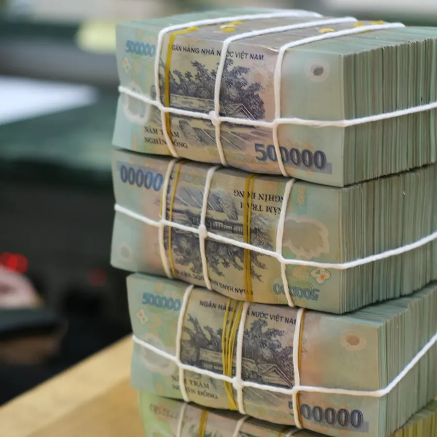 Nhân viên ngân hàng đếm tiền mặt tại quầy kho quỹ