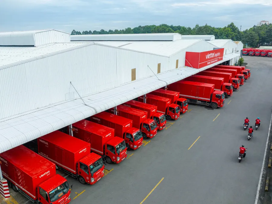 Xe tải Viettel Post xếp hàng tại trung tâm khai thác