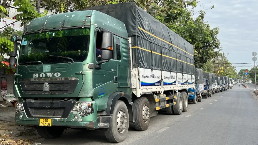 Xe tải chở hàng xếp hàng trên đường, chi phí nhiên liệu truyền sang giá cước vận tải