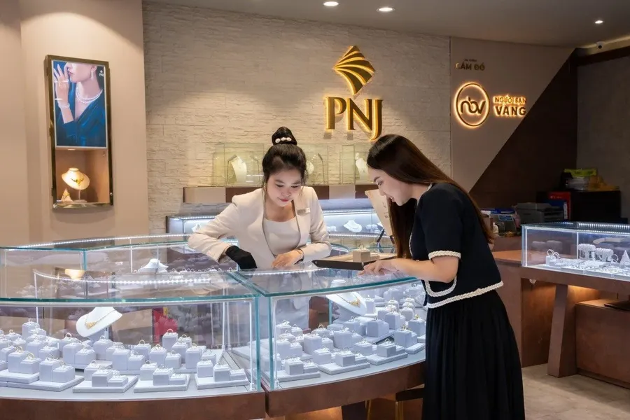 Quầy trưng bày trang sức trong một cửa hàng PNJ
