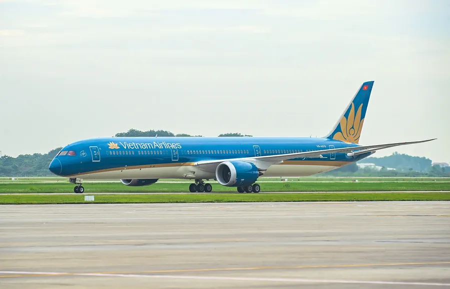Máy bay Vietnam Airlines trên đường băng
