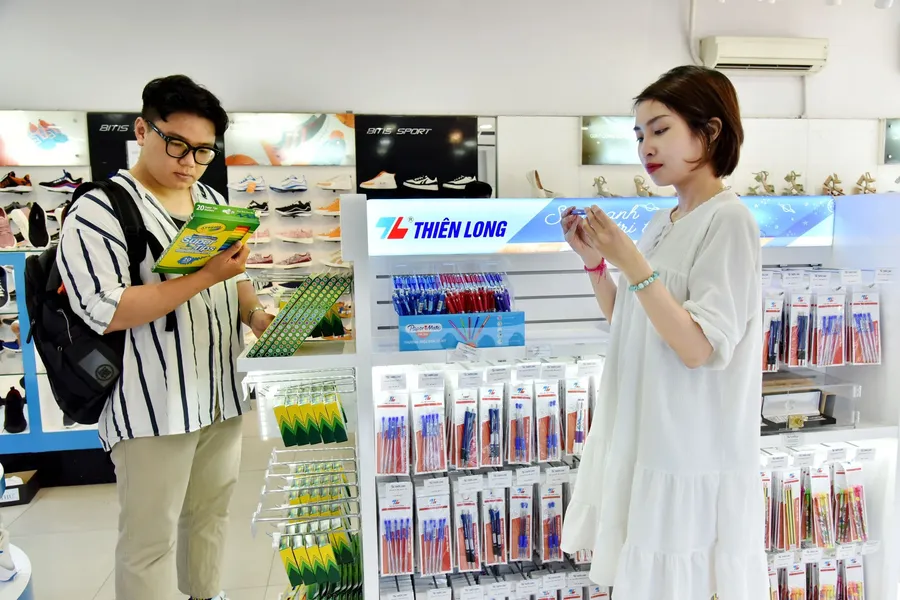 Kệ bút Thiên Long tại một cửa hàng bán lẻ