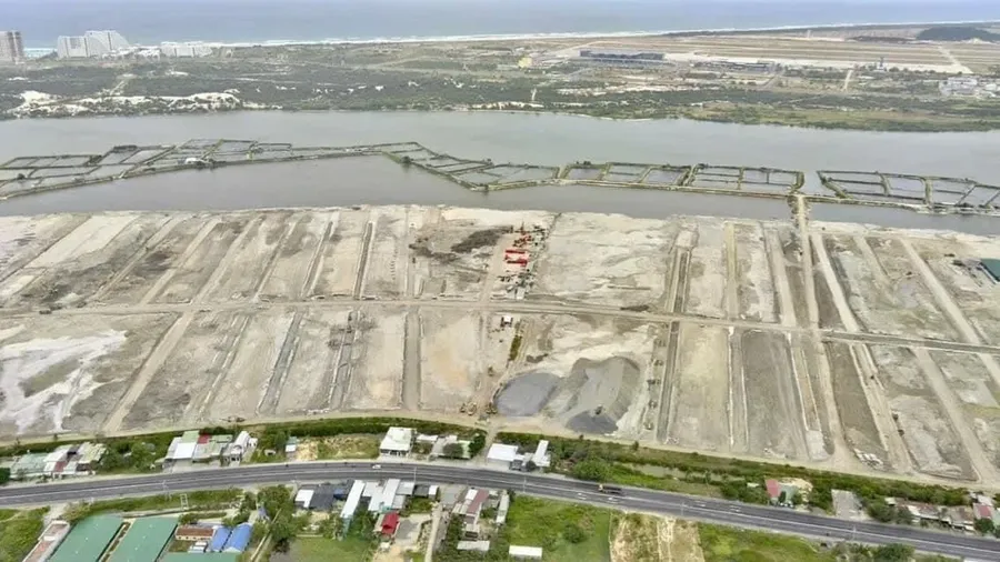 Công trường san lấp mặt bằng ven biển Cam Ranh