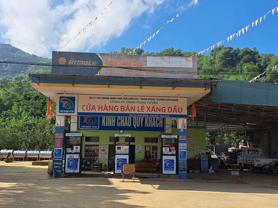 Một cửa hàng xăng dầu ở vùng núi, nơi người mua có ít lựa chọn để so giá