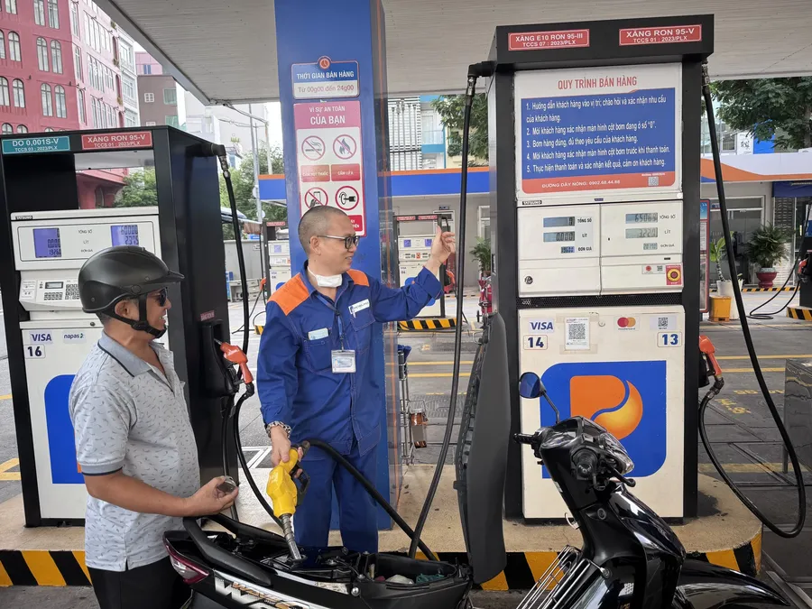 Nhân viên cây xăng Petrolimex bơm xăng cho khách