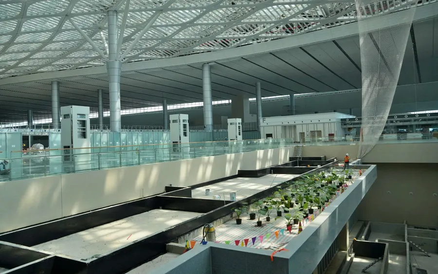 Bên trong nhà ga hành khách sân bay Long Thành, nhiều hạng mục vẫn đang được hoàn thiện
