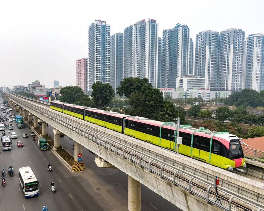 Đoàn tàu metro tuyến Nhổn – ga Hà Nội chạy trên cao