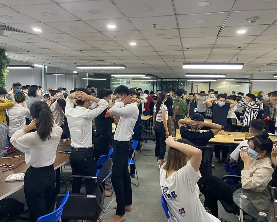 Nhân viên trong một văn phòng bị công an kiểm tra