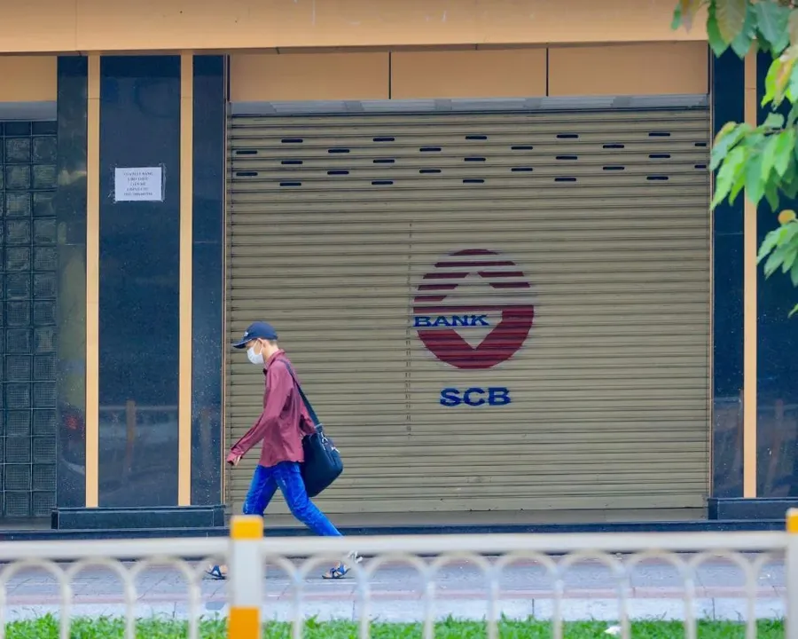 Cửa cuốn kéo xuống tại một điểm giao dịch SCB