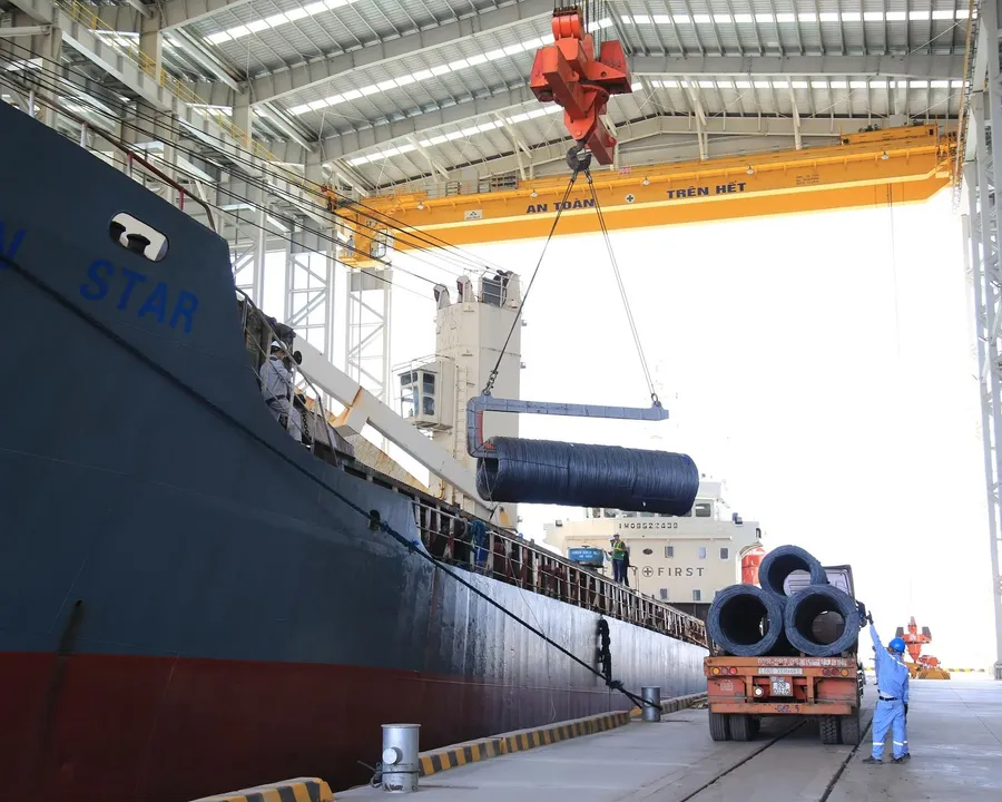 Cuộn thép được cẩu lên tàu tại cảng