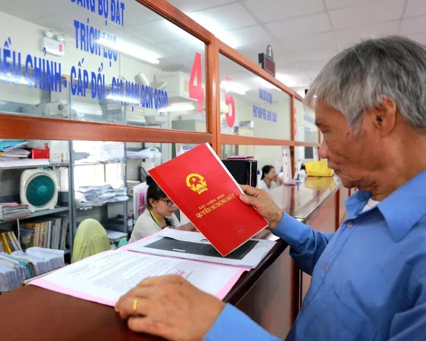 Người dân nộp hồ sơ cấp giấy chứng nhận quyền sử dụng đất tại bộ phận một cửa