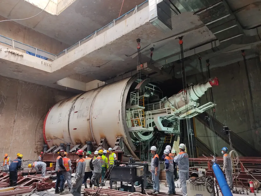 Máy đào hầm cỡ lớn được lắp đặt trong hố đào của một công trình đường sắt đô thị ngầm