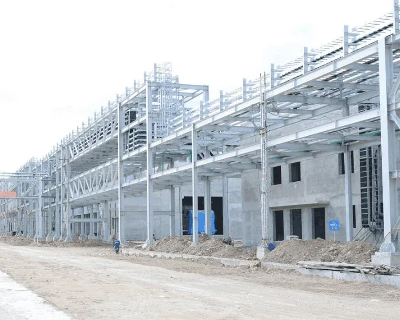 Khung thép và nhà xưởng tại công trường dự án