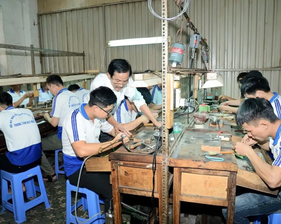 Thợ kim hoàn chế tác trang sức vàng trong xưởng