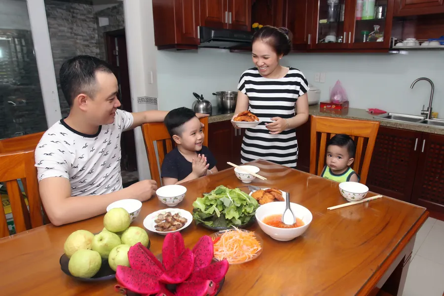 Bữa cơm tối của một gia đình, thời điểm khó dời sang giờ khác