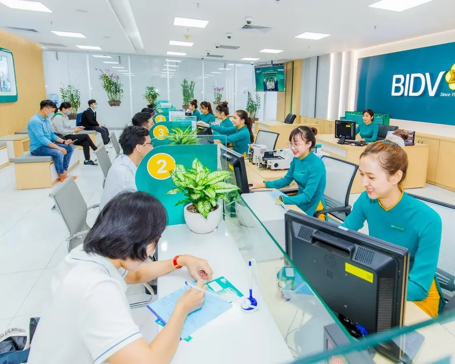 Khách làm thủ tục gửi tiết kiệm tại quầy BIDV