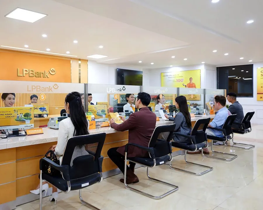 Khách hàng giao dịch tại quầy LPBank