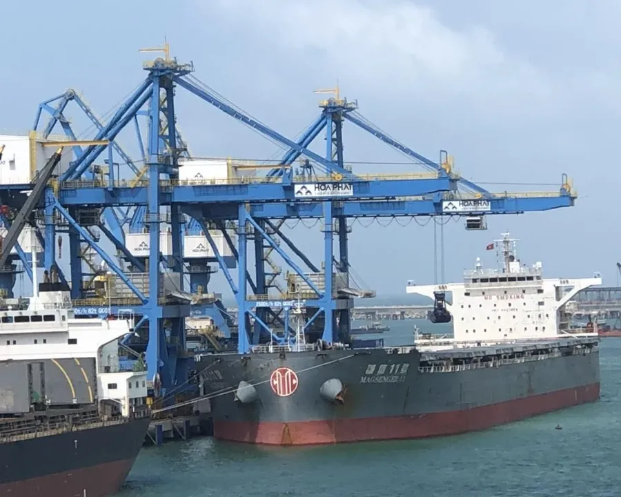 Tàu hàng rời đang làm hàng tại cầu cảng đang khai thác của Hòa Phát Dung Quất (ảnh minh họa, không phải tàu Aquacharm)