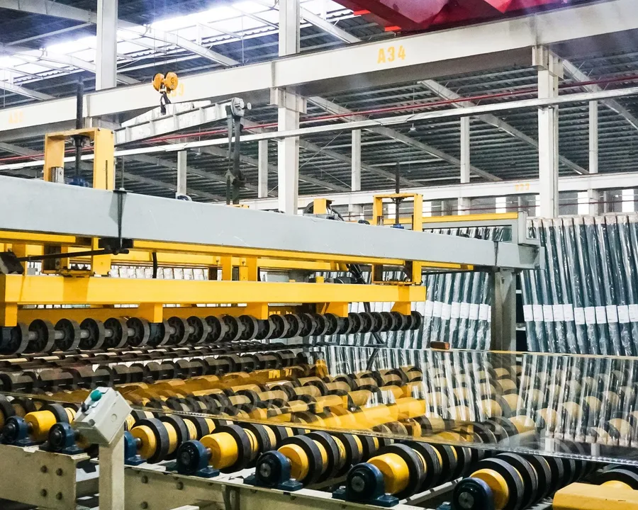 Dây chuyền sản xuất kính trong nhà máy vật liệu xây dựng