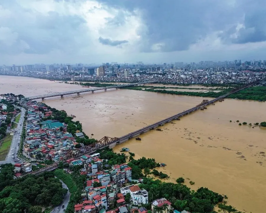 Sông Hồng đoạn qua Hà Nội vào mùa nước lên