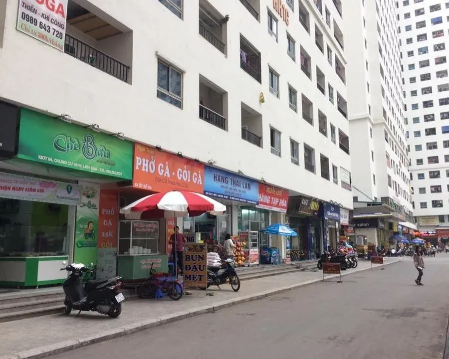 Khối đế một tòa chung cư ở khu Linh Đàm, tầng dưới có cửa hàng và cư dân sinh sống