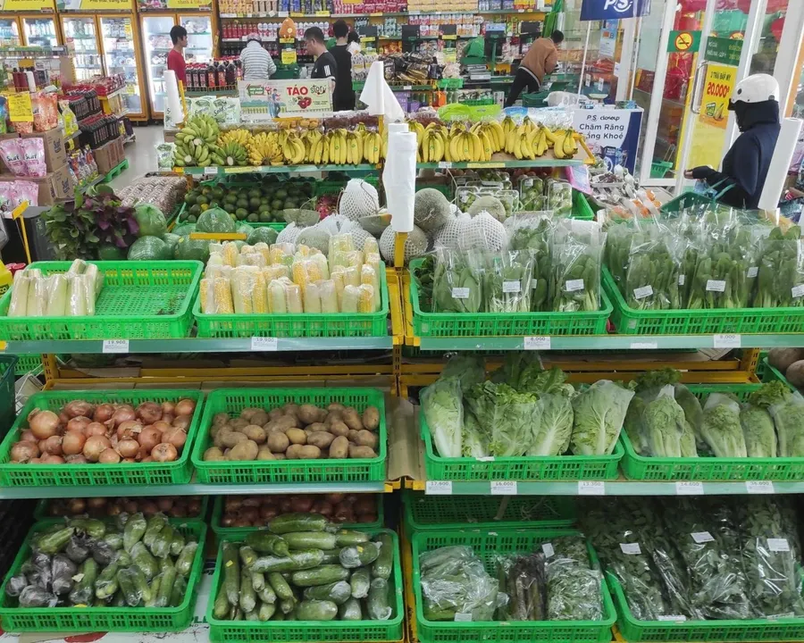 Quầy rau củ tại cửa hàng Bách Hóa Xanh
