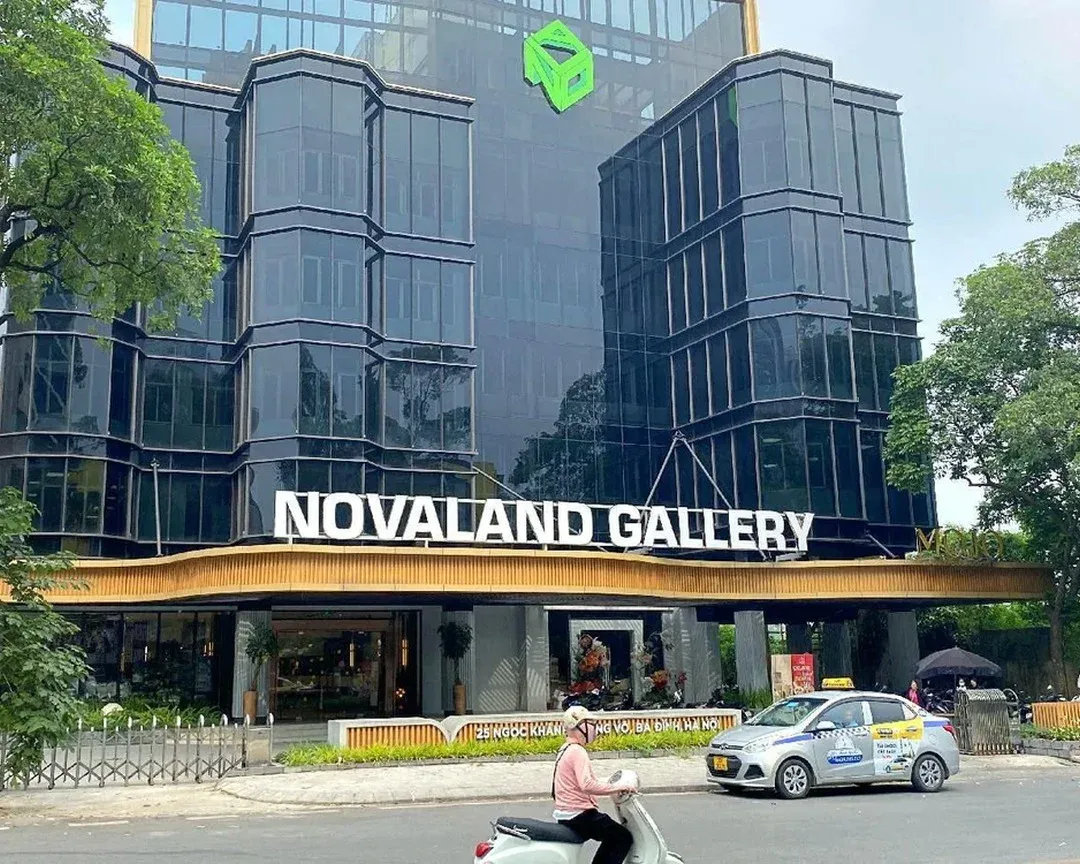 NVL: Founding Family Registers to Buy, Executives to Sell