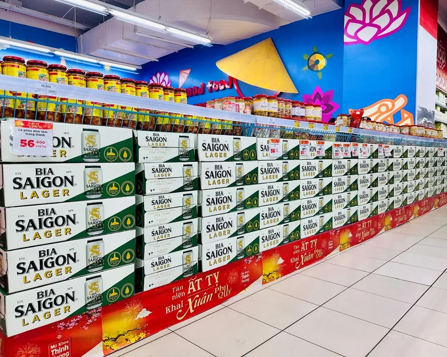 Kệ bia Saigon Lager trong siêu thị